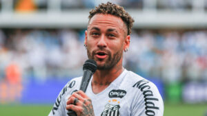 Neymar snakker i en mikrofon.