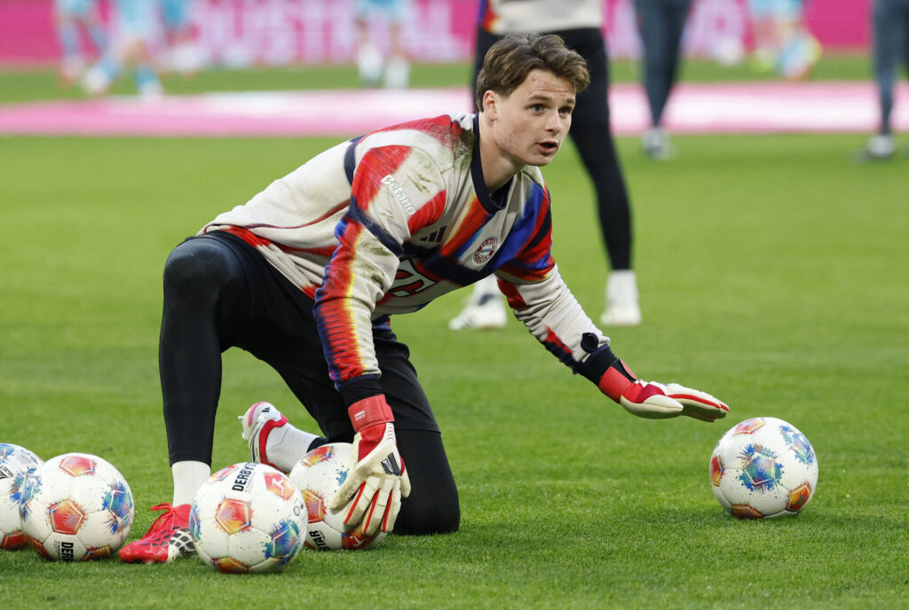 Jonas Urbig varmer op forud for en Bayern München-kamp.