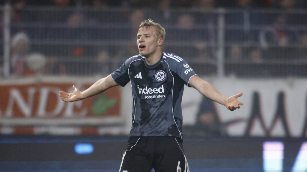 Frankfurts Oscar Højlund efter sit røde kort