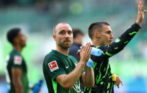 Christian Eriksen takker Wolfsburg-fansene efter en kamp.