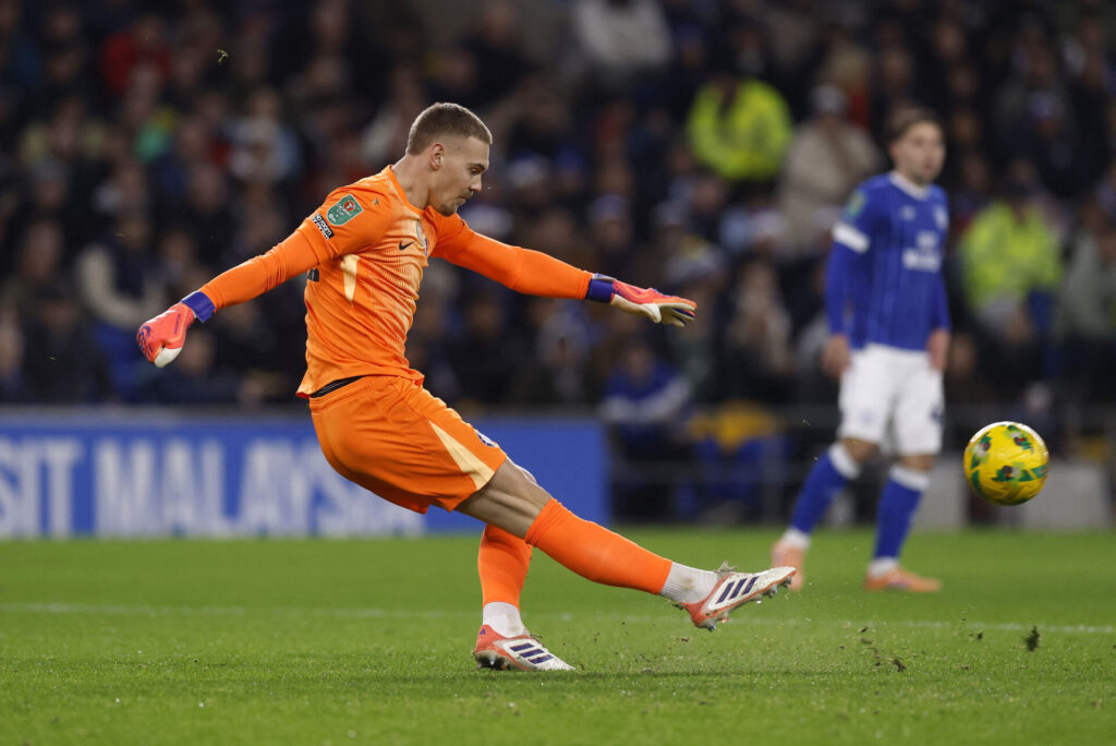 Filip Jørgensen sparker målspark for Chelsea.