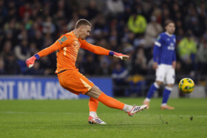 Filip Jørgensen sparker målspark for Chelsea.