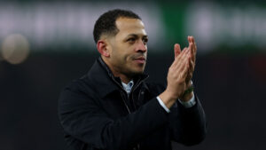 Chelsea-træner Liam Rosenior klapper