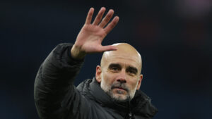 Pep Guardiola vinker