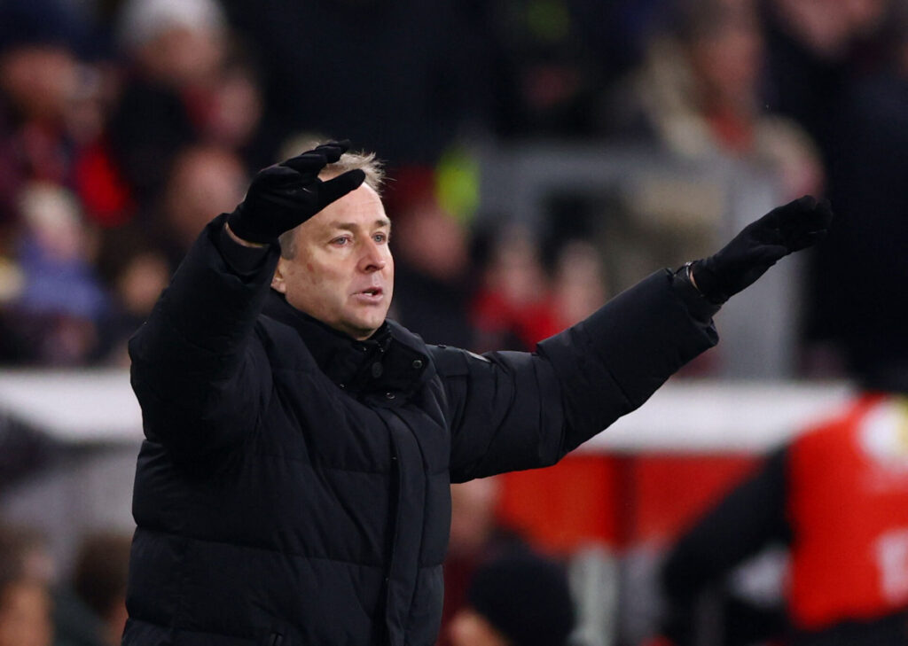 Kasper Hjulmand på sidelinjen for Bayer Leverkusen.