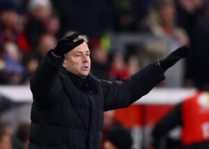 Kasper Hjulmand på sidelinjen for Bayer Leverkusen.