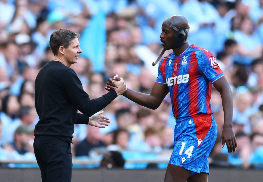 Oliver Glasner og Jean-Phillpe Mateta trykker hinanden hånd.