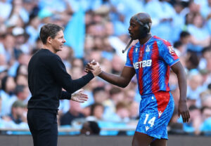 Oliver Glasner og Jean-Phillpe Mateta trykker hinanden hånd.