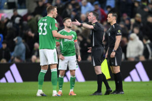 Chris Kavanagh diskuterer.