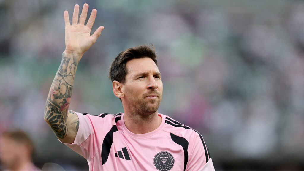 Inter Miamis Lionel Messi vinker