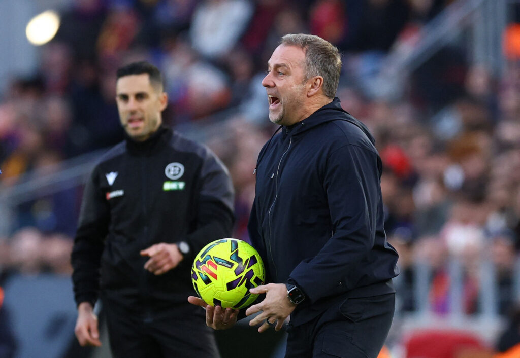 Hansi Flick med bolden i hænderne.