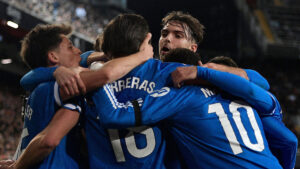 Real Madrid-spillerne jubler efter en scoring mod Valencia