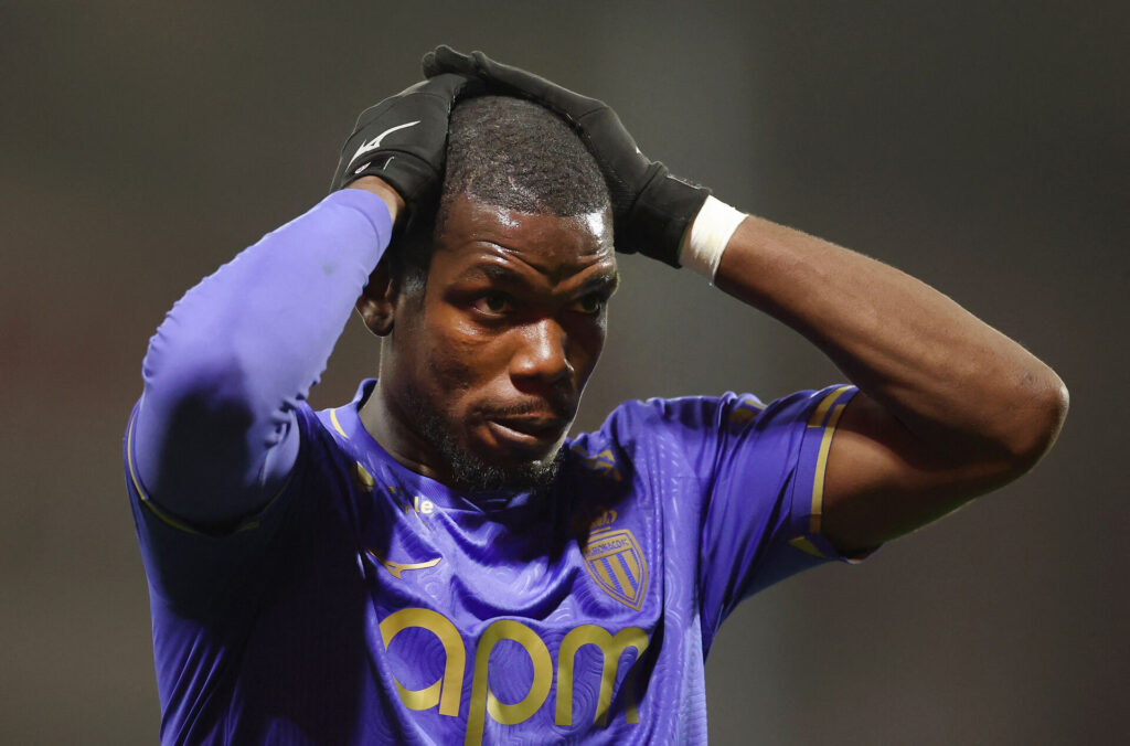 PAul Pogba tager sig til hovedet.