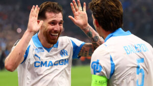 Pierre-Emile Højbjerg og Leonardo Balerdi giver high-five.