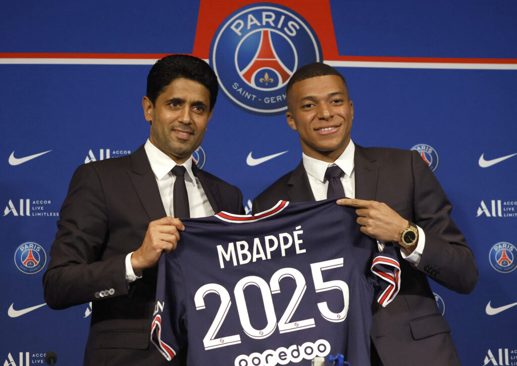 Kylian Mbappé sammen med PSG-ejeren Nasser Al-Khelaifi præsentere den seneste kontraktforlængelse mellem de to parter.