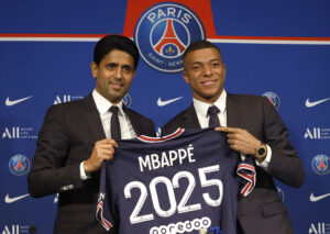Kylian Mbappé sammen med PSG-ejeren Nasser Al-Khelaifi præsentere den seneste kontraktforlængelse mellem de to parter.