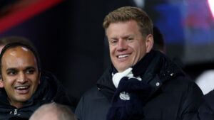 Johan Lange med et stort smil på Tottenham-tribunen.