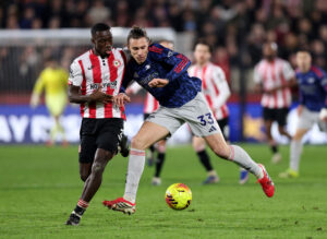 Kamp om bolden under opgøret mellem Arsenal og Brentford.