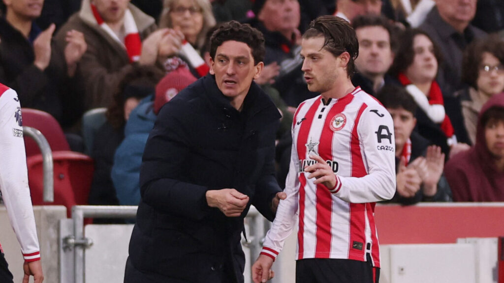 Brentfords Keith Andrews taler med Mathias Jensen.