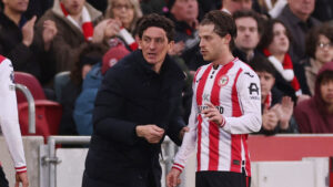 Brentfords Keith Andrews taler med Mathias Jensen.