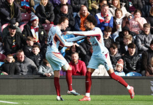 Mikkel Damsgaard og Kevin Schade