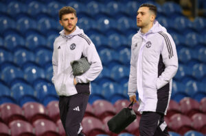 Mason Mount ved siden af Diogo Dalot.