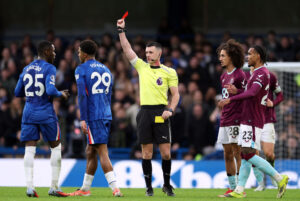 Wesley Fofana, der modtager det røde kort mod Burnley.