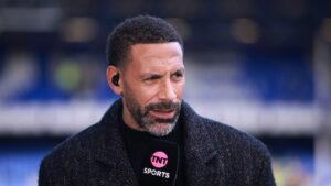 Den tidligere Manchester United-spiller Rio Ferdinand holder en mikrofon