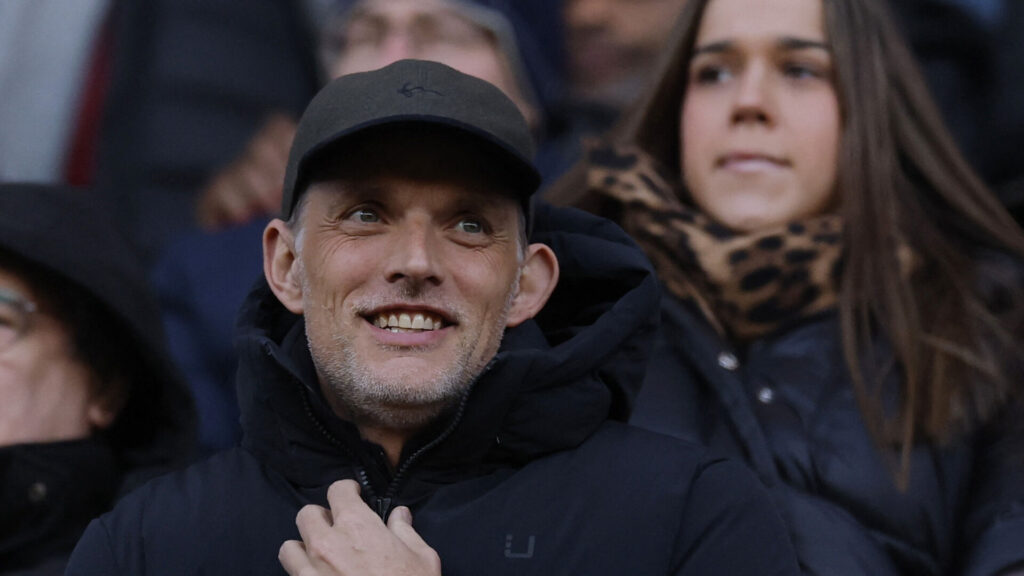 Thomas Tuchel med kasket og et smil på læben.