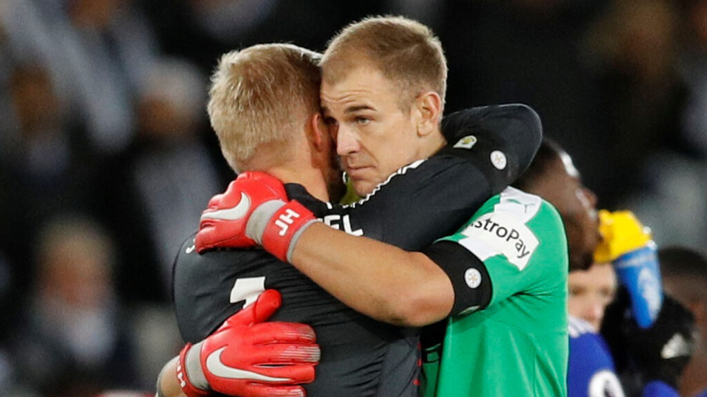 Joe Hart og Kasper Schmeichel omfavner hinanden.