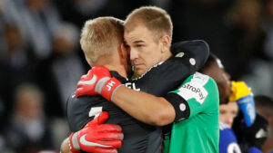 Joe Hart og Kasper Schmeichel omfavner hinanden.