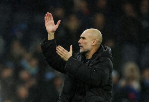 Pep Guardiola klapper i hænderne.