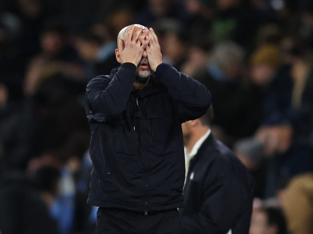 Pep Guardiola med hænderne foran ansigtet.