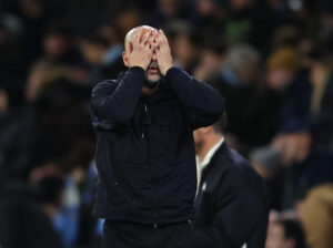 Pep Guardiola med hænderne foran ansigtet.