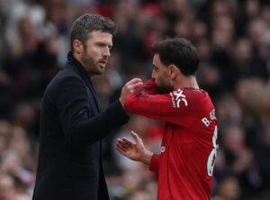 Bruno Fernandes taler med Michael Carrick.