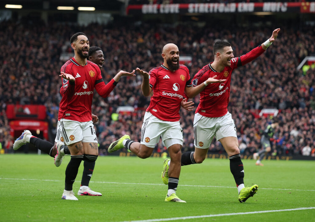 Manchester United-spillere fejrer et mål.