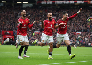 Manchester United-spillere fejrer et mål.