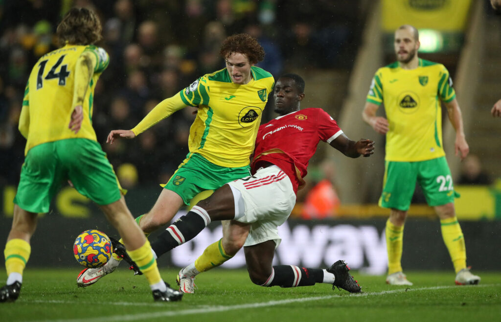 Josh Sargent i duel med Eric Baily i Premier League.