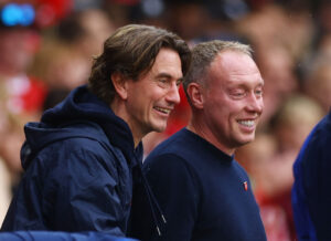 Thomas Frank og Steve Cooper griner sammen