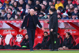 Arne Slot taler med fjerdedommeren ude mod Nottingham Forest.