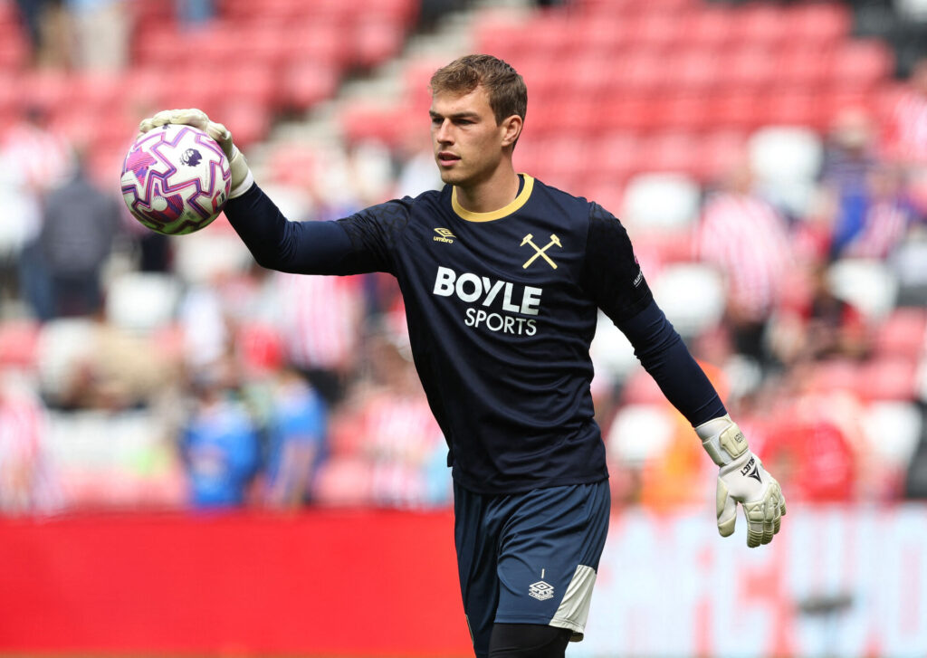 Mads Hermansen varmer op.