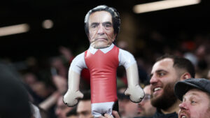 En oppustelig dukke af Thomas Frank holdes op af Arsenal-fans.