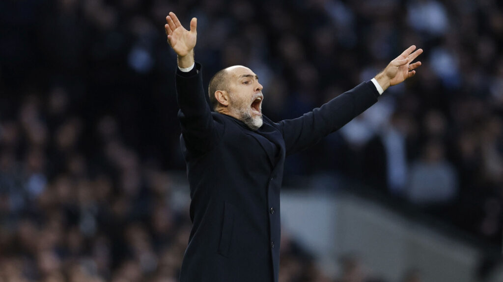 Igor Tudor reagerer i sin debut for Tottenham mod Arsenal.