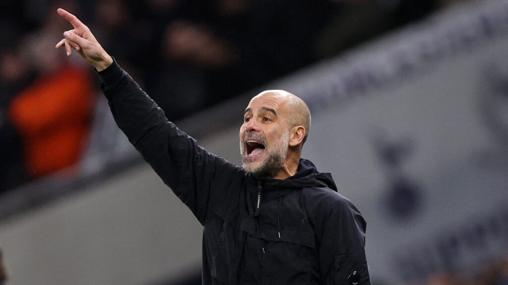 Manchester Citys Pep Guardiola peger