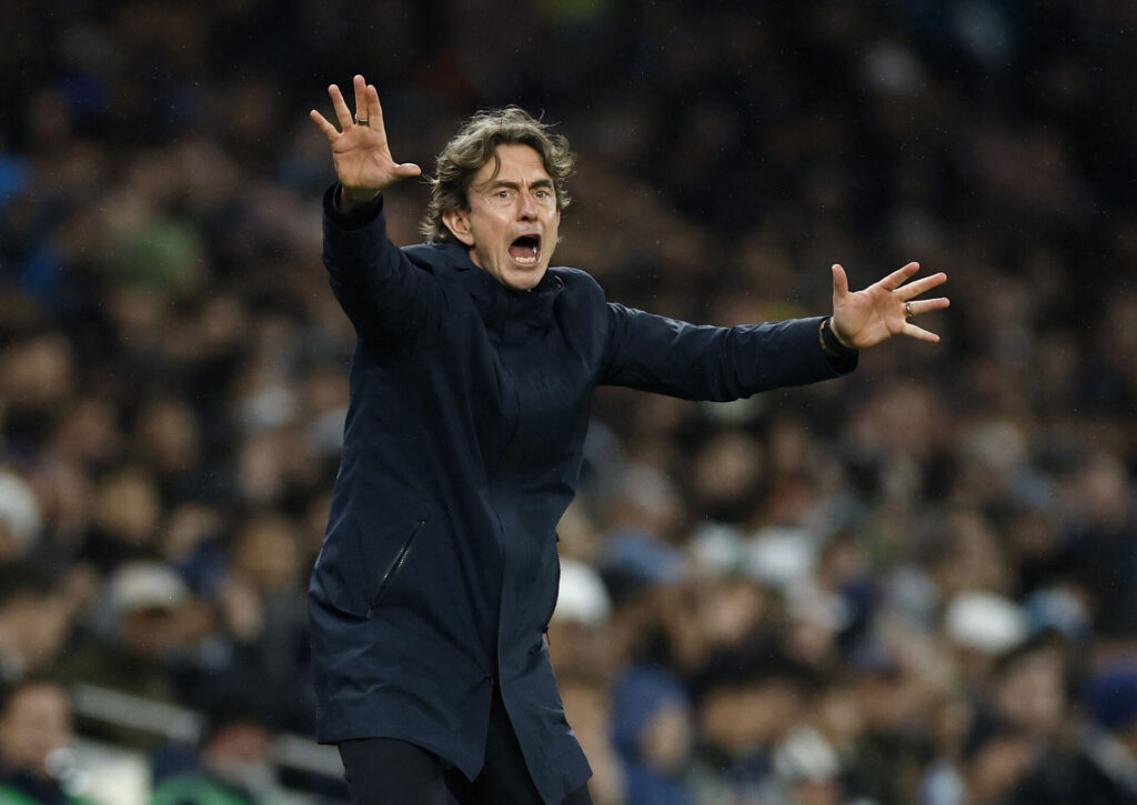 Thomas Frank gestikulerer vildt emd armene.