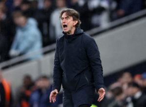 Thomas Frank råber ind mod sine Tottenham-spillere.