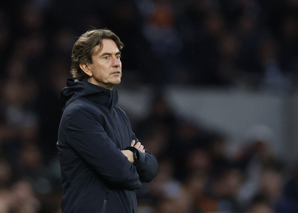 Thomas Frank står med armene over kors som Tottenham-træner.