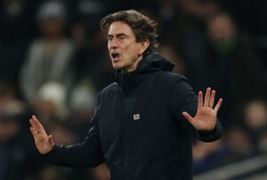 Thomas Frank med begge hænder ud til siden.