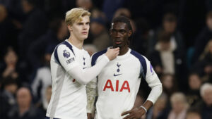 Lucas Bergvall i Tottenham med Yves Bissouma.