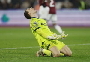 Mads Hermansen i aktion for West Ham.